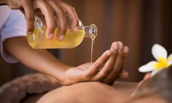 60Mn Massage aux Huiles Chaudes